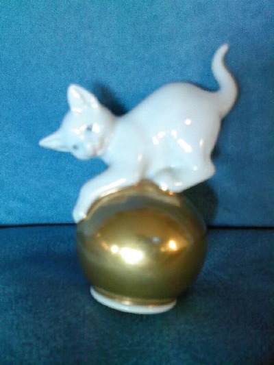 Rosenthal Katze auf Goldkugel